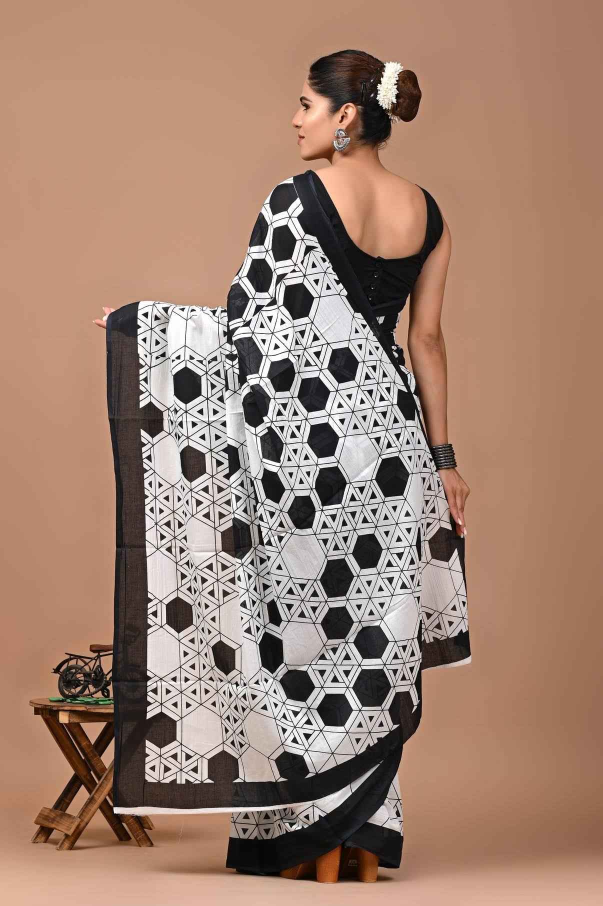 Noir Maze Geometric Mulmul Cotton Saree