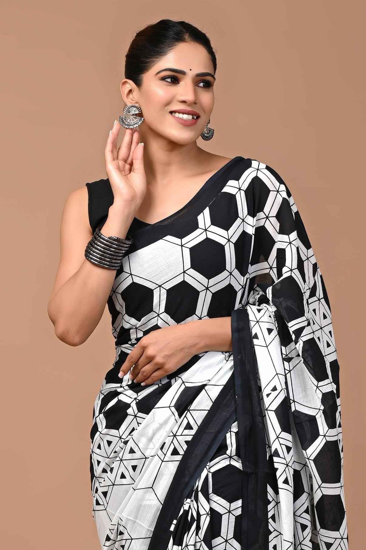 Noir Maze Geometric Mulmul Cotton Saree